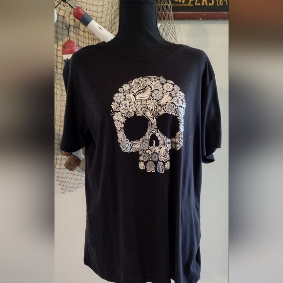 Celebrate Tops - Skull T-shirt XXL